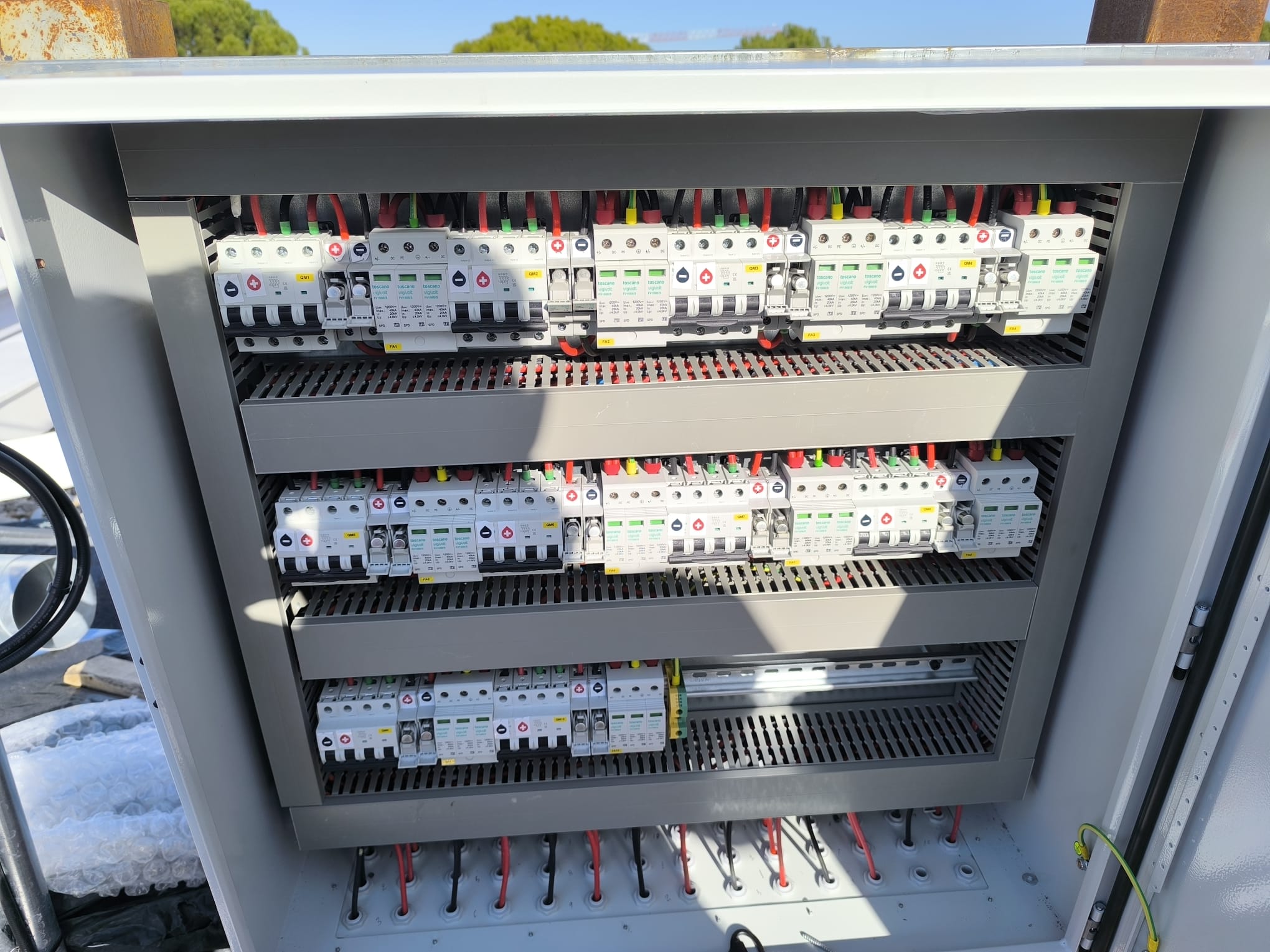 Cuadro eléctrico con protecciones instalado por electricista en Madrid