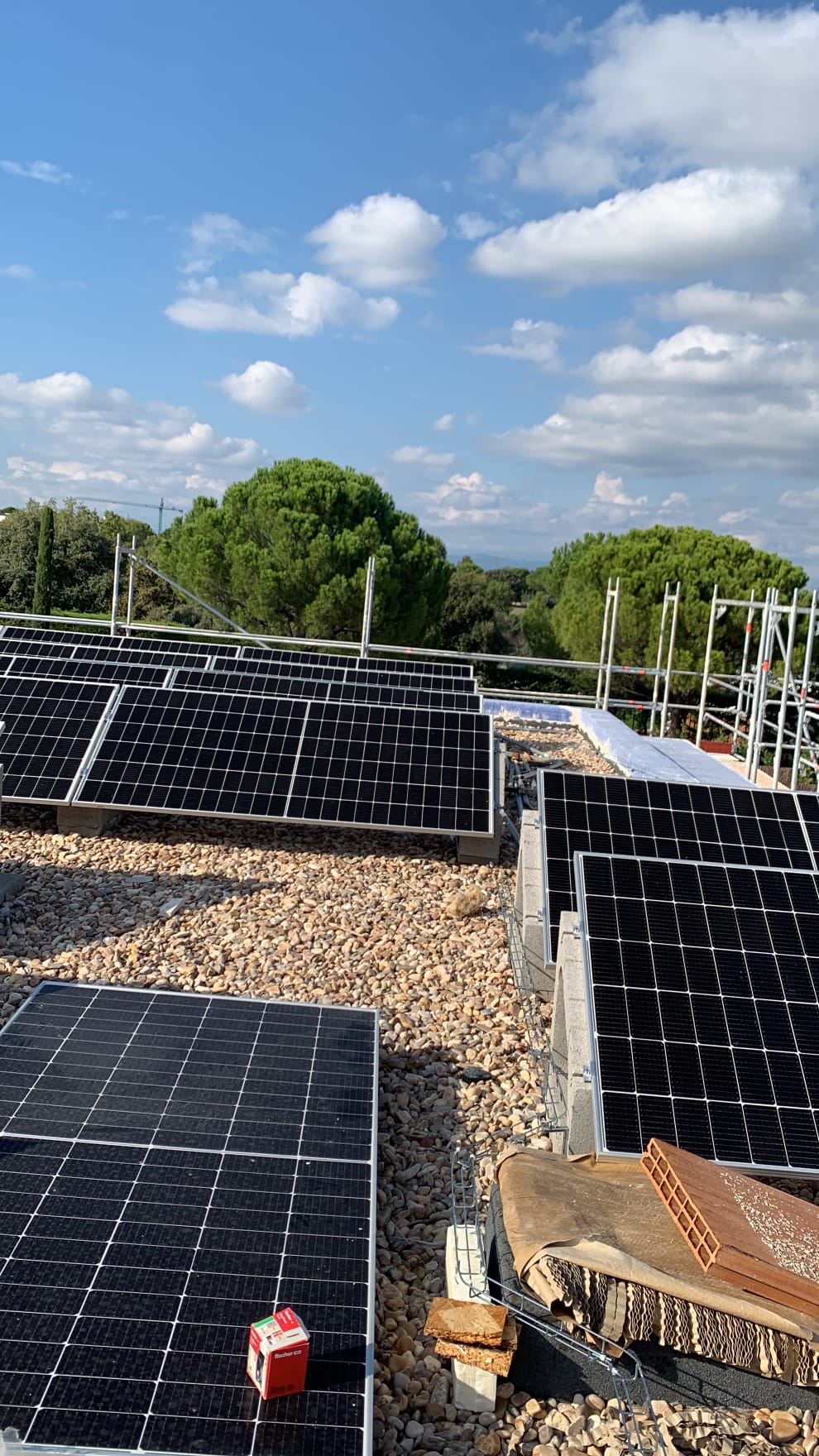 Paneles solares en fase de instalación en Madrid
