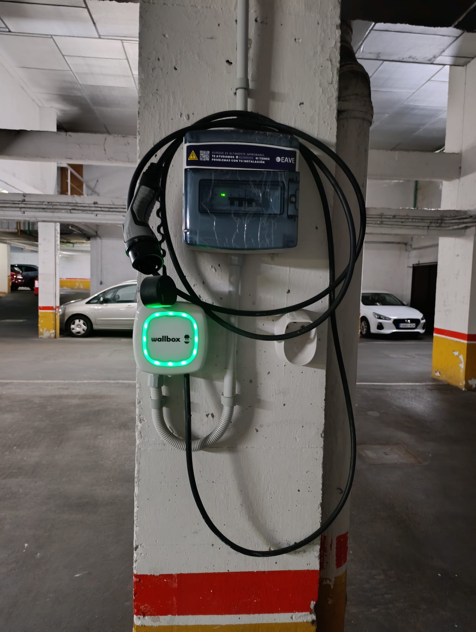 Punto de recarga para vehículo eléctrico instalado en garaje en Madrid